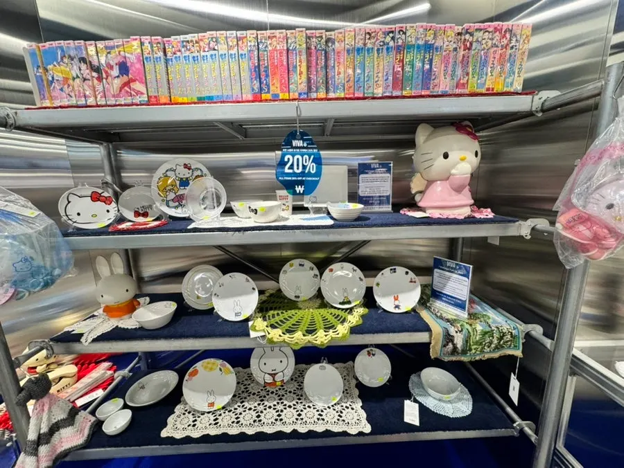 Kitty Zone character goods display shelf