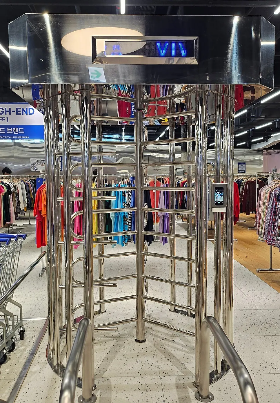 Photo from a visit to Viva Trade Eulji Dundaun Dongdaemun vintage shop
