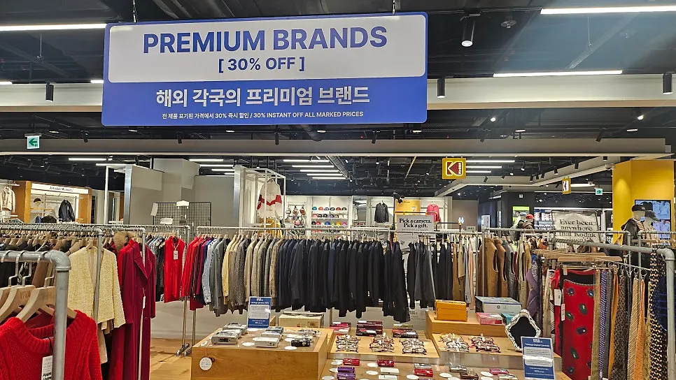 Interior view of the 200-pyeong warehouse-style vintage store