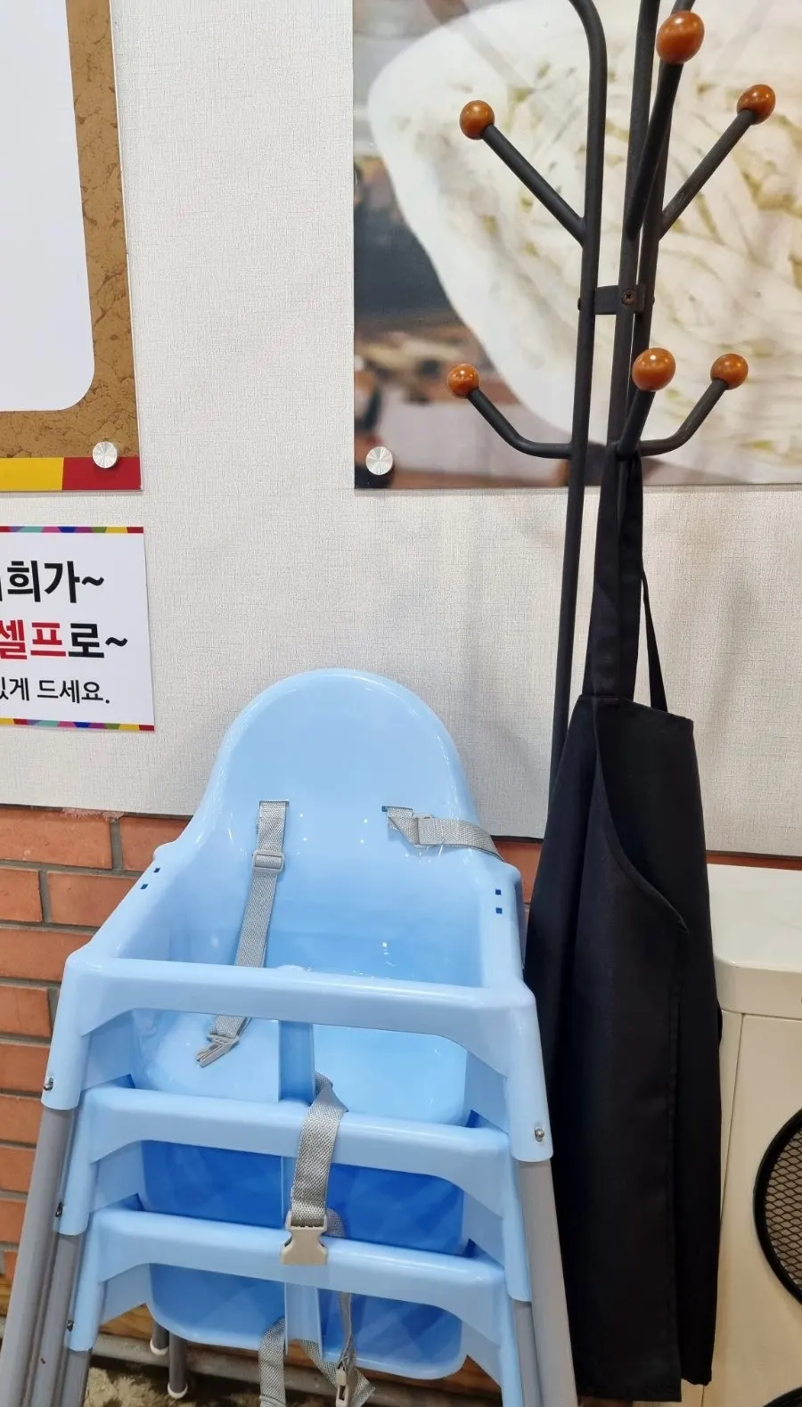 유아의자가 놓인 매장 좌석