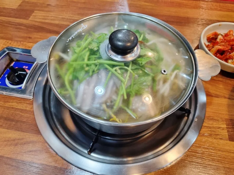 셀프코너에서 가져온 김치와 무채