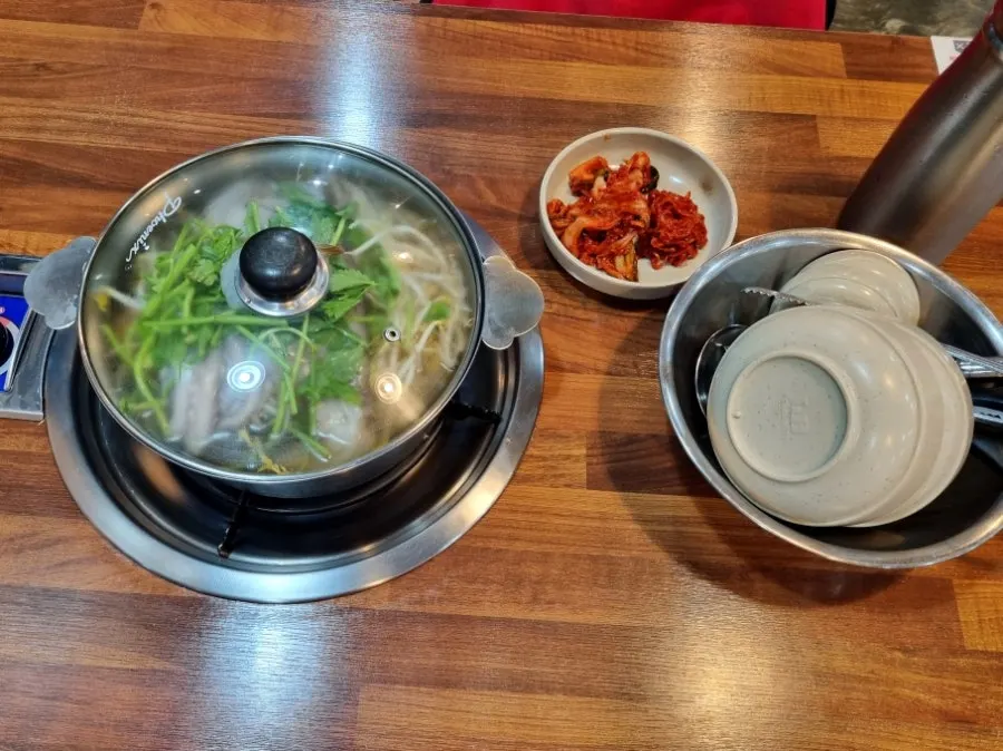 2인분으로 나온 해물칼국수 냄비