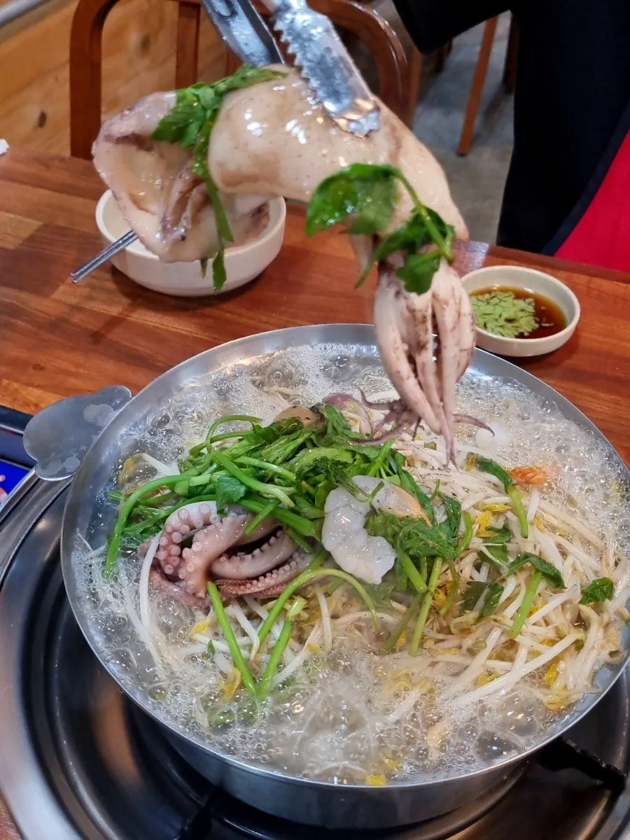 해산물이 푸짐하게 담긴 냄비