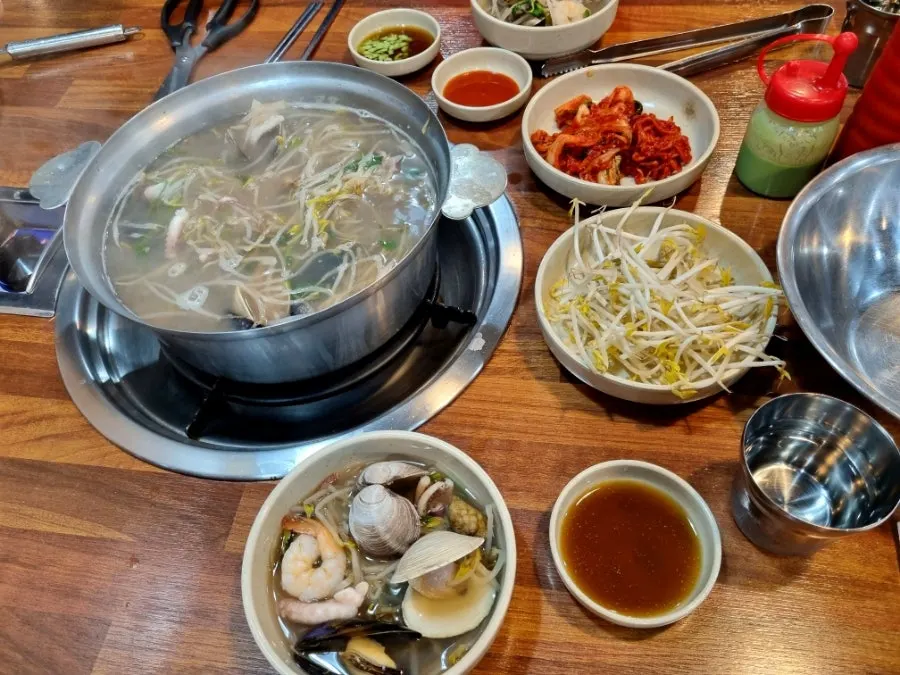 보글보글 끓는 해물 국물과 조개