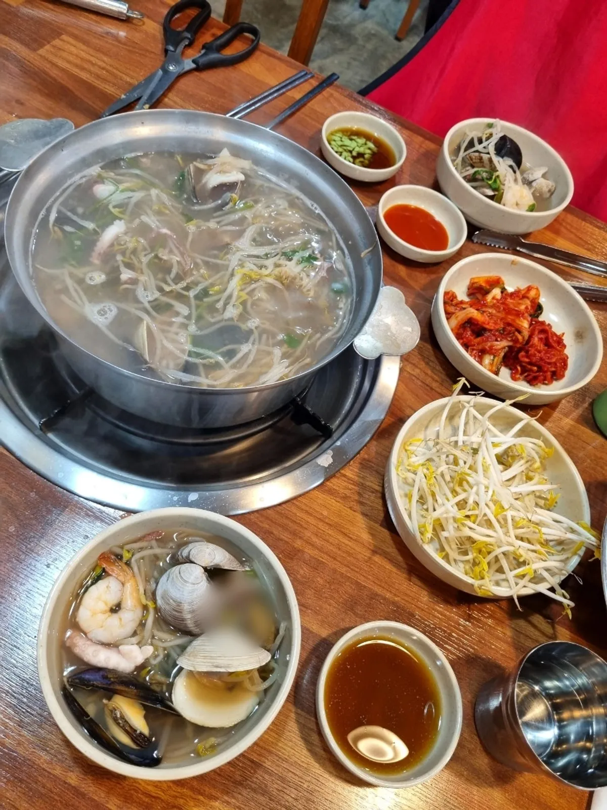 미나리와 숙주를 얹은 해물칼국수