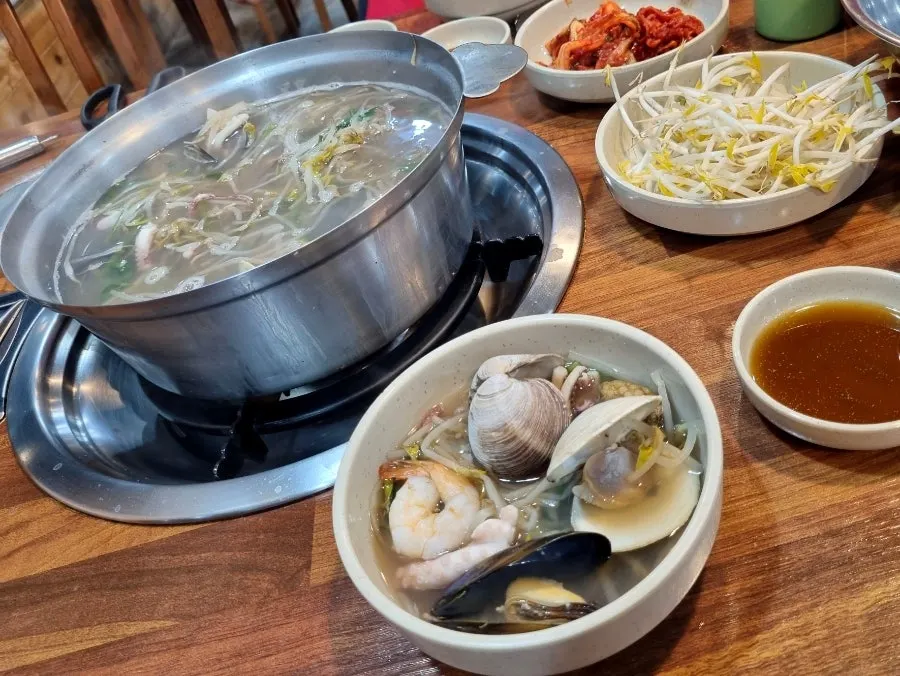 와사비 소스에 찍은 해산물과 숙주