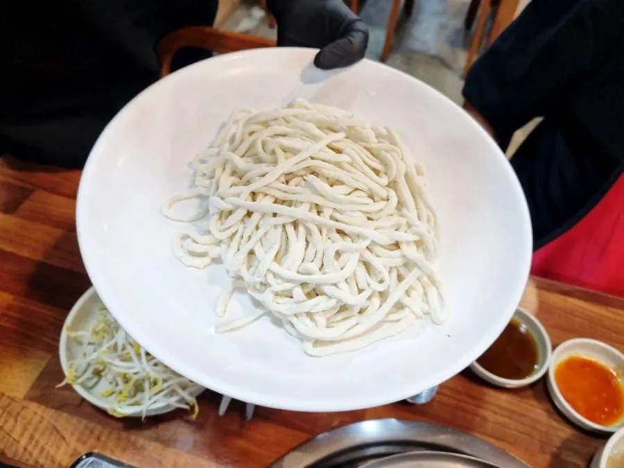 건져 먹고 쌓인 조개 껍질