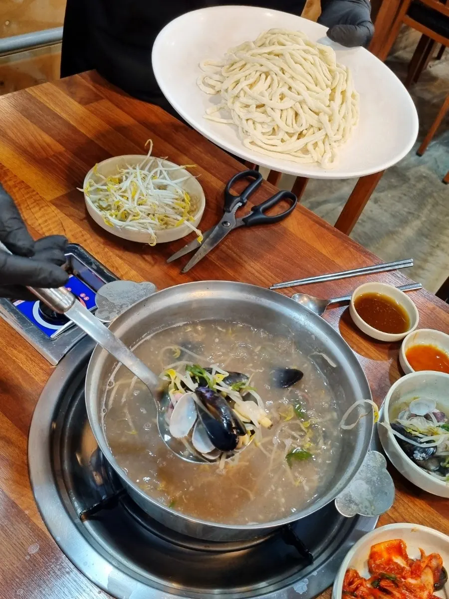 접시에 담겨 나온 자가제면 생면
