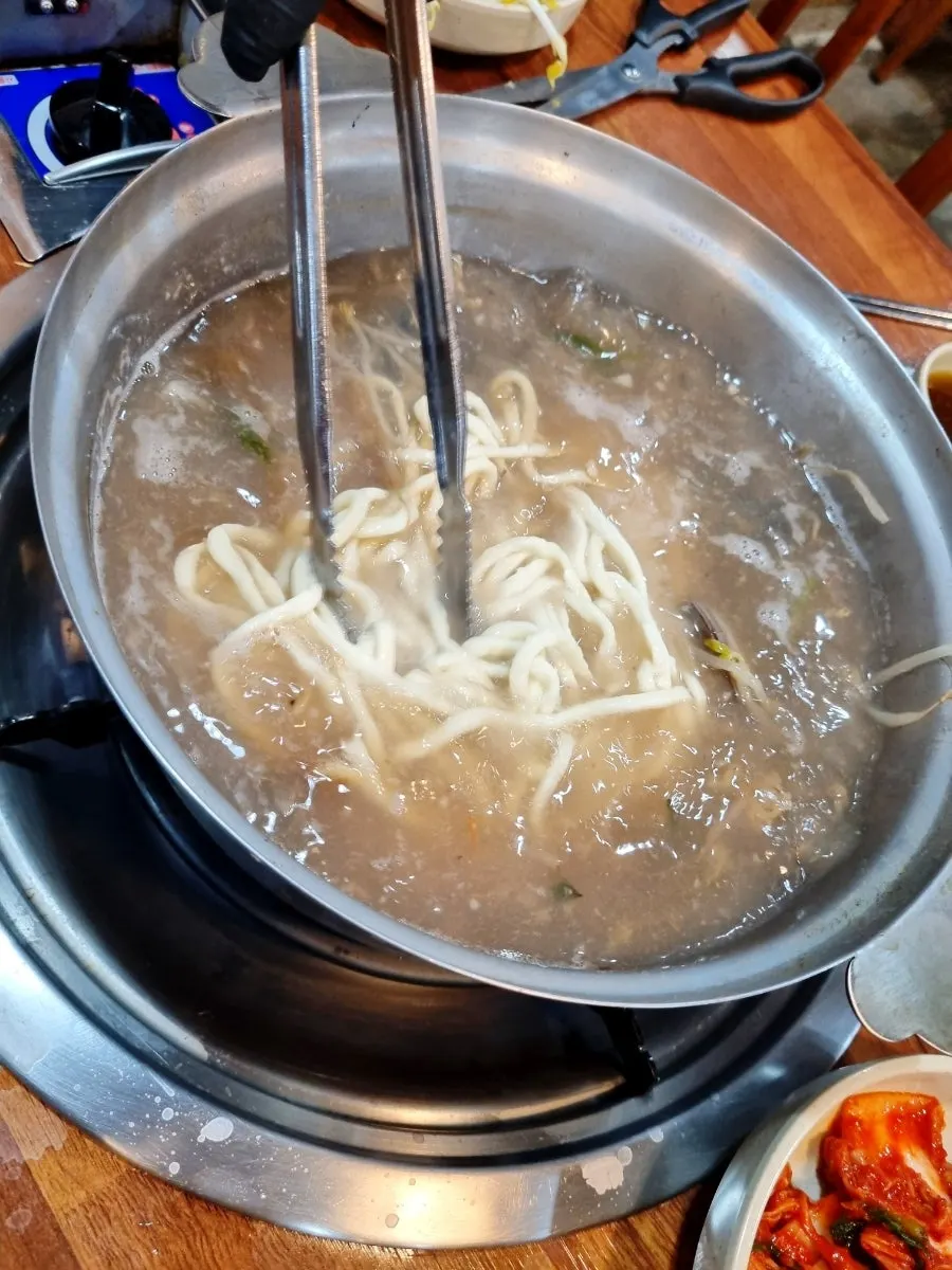 해물 국물에 생면을 넣는 모습