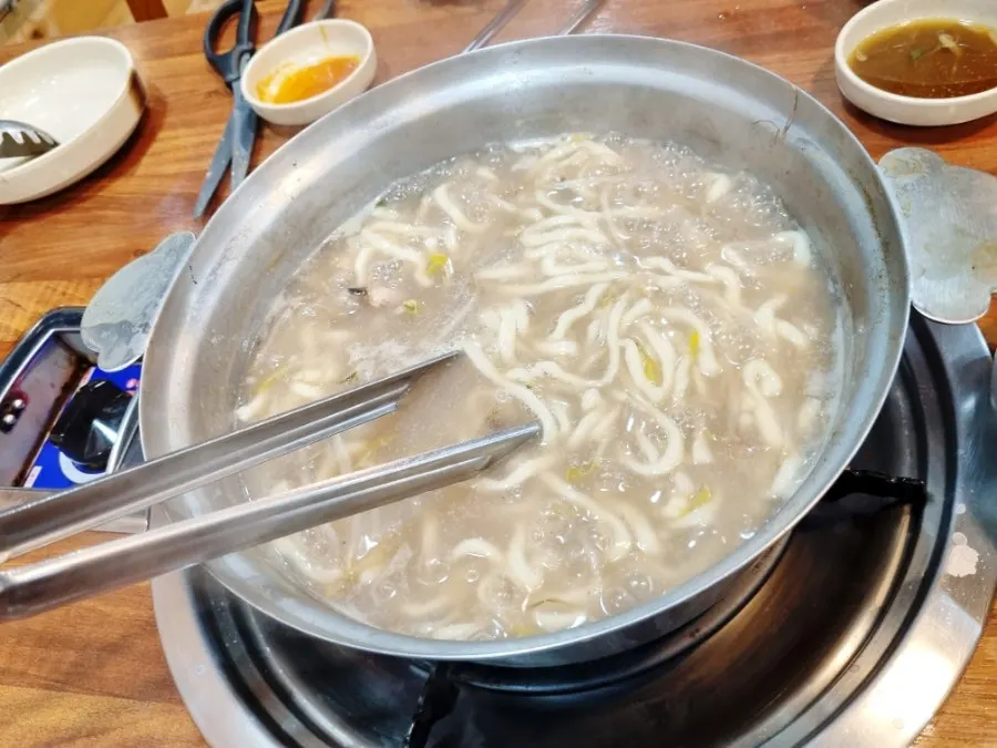 숙주와 함께 끓이는 칼국수 면