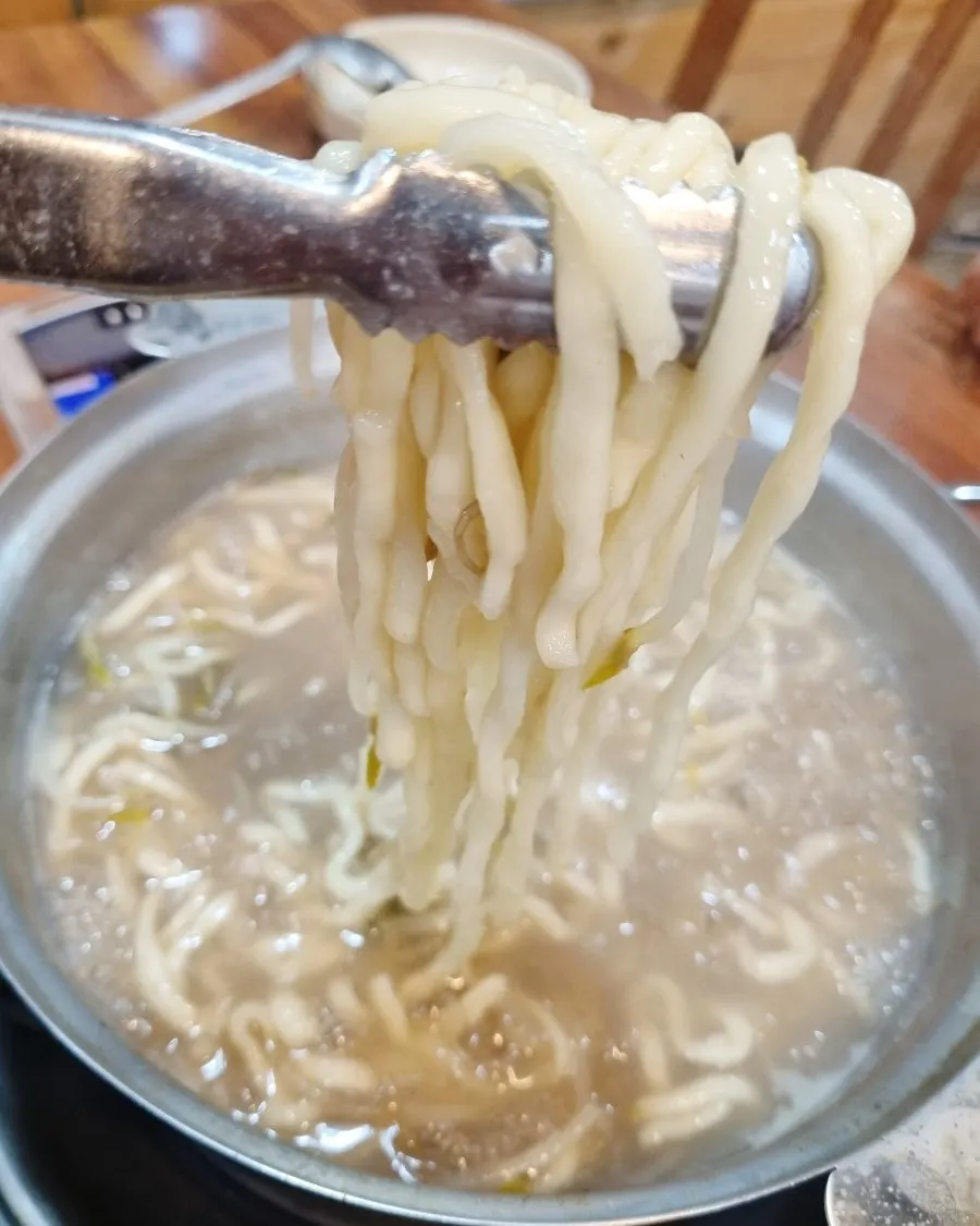 걸쭉해진 해물 국물의 칼국수