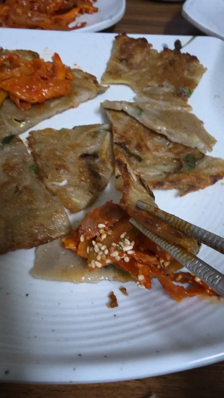 메밀전에 초계닭무침을 올린 조합