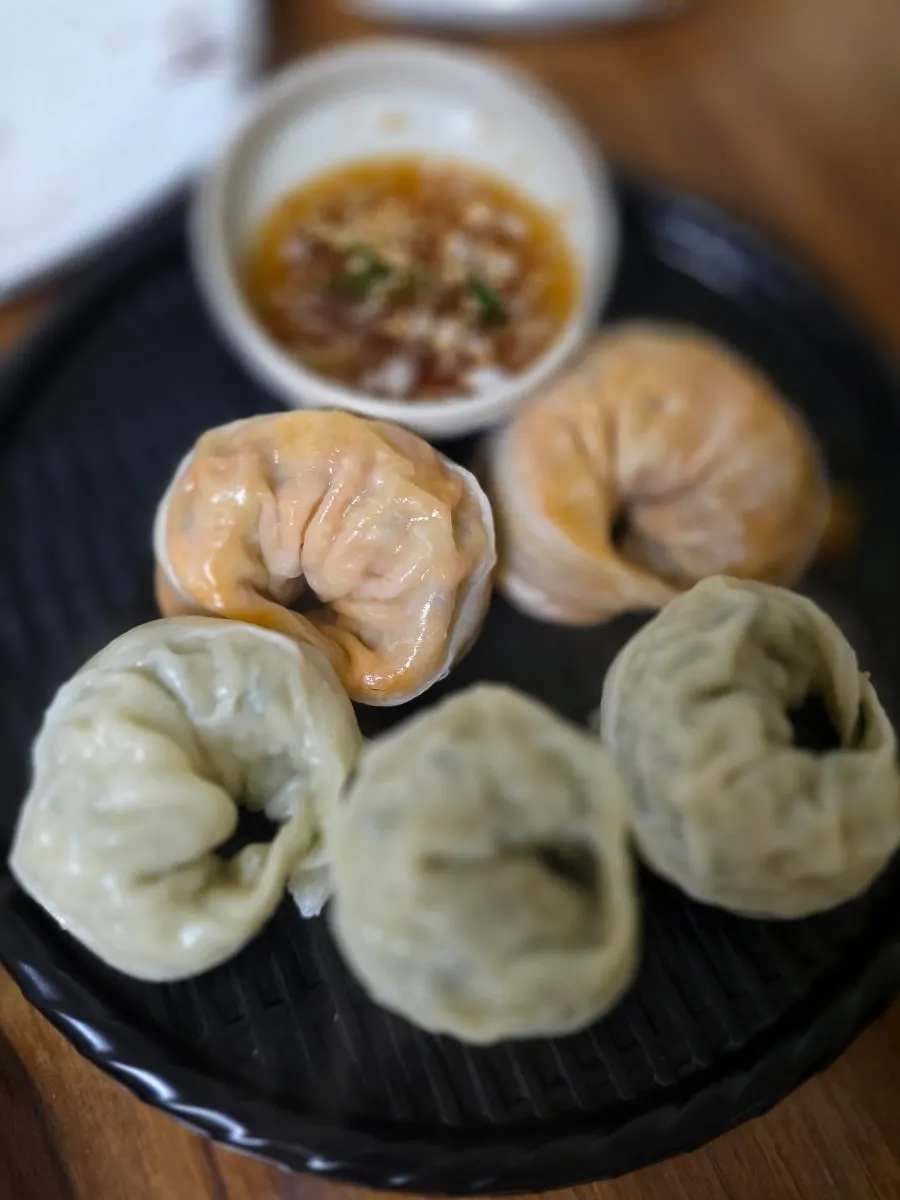 고기만두와 김치만두가 함께 나온 반반만두