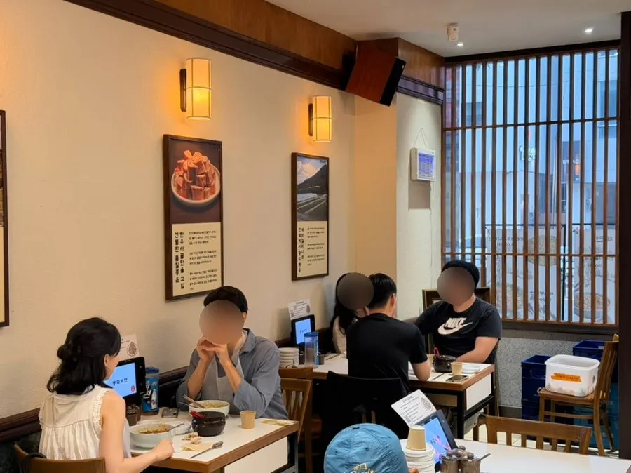 Clean interior of Donggok Jemyeon