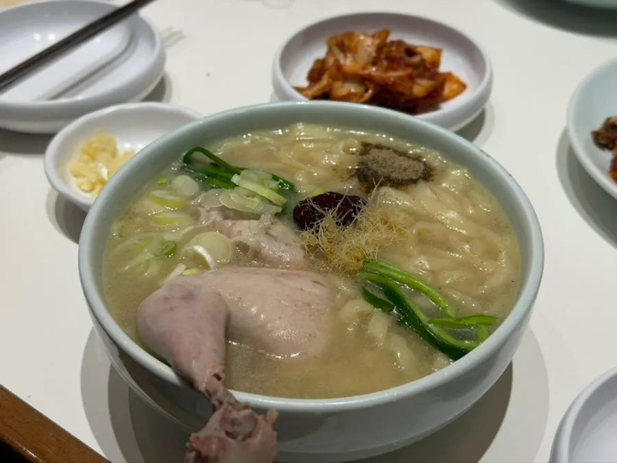 Rich-broth ultra-concentrated chicken kalguksu