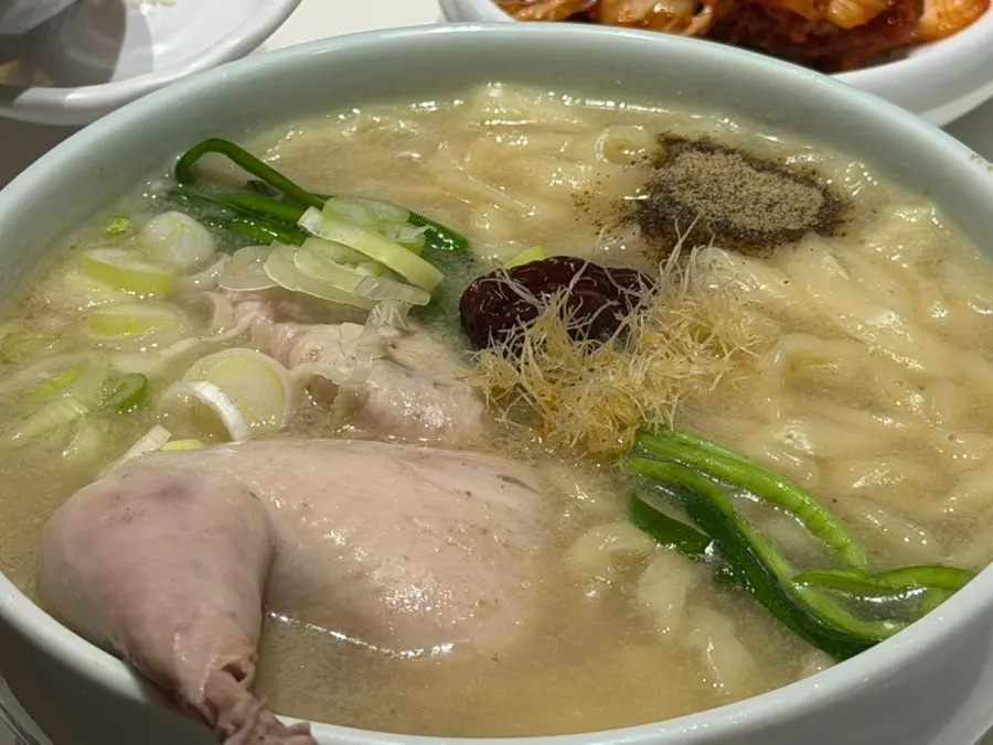 Ultra-concentrated chicken kalguksu with half a chicken
