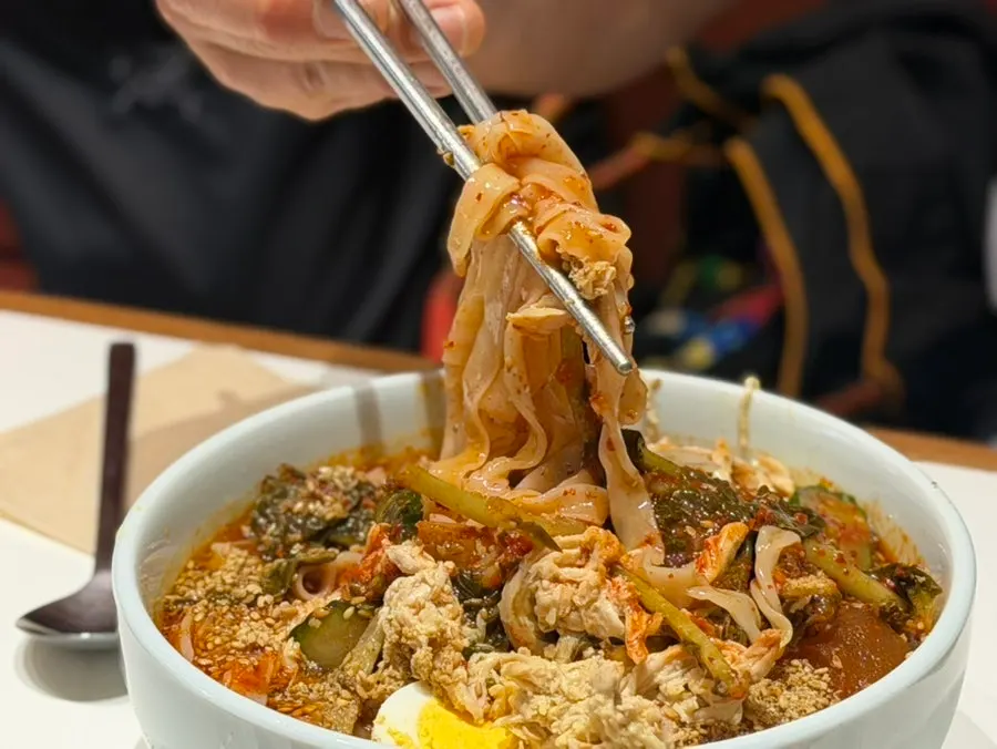 A plentiful bowl of large-portion chogye bibim kalguksu