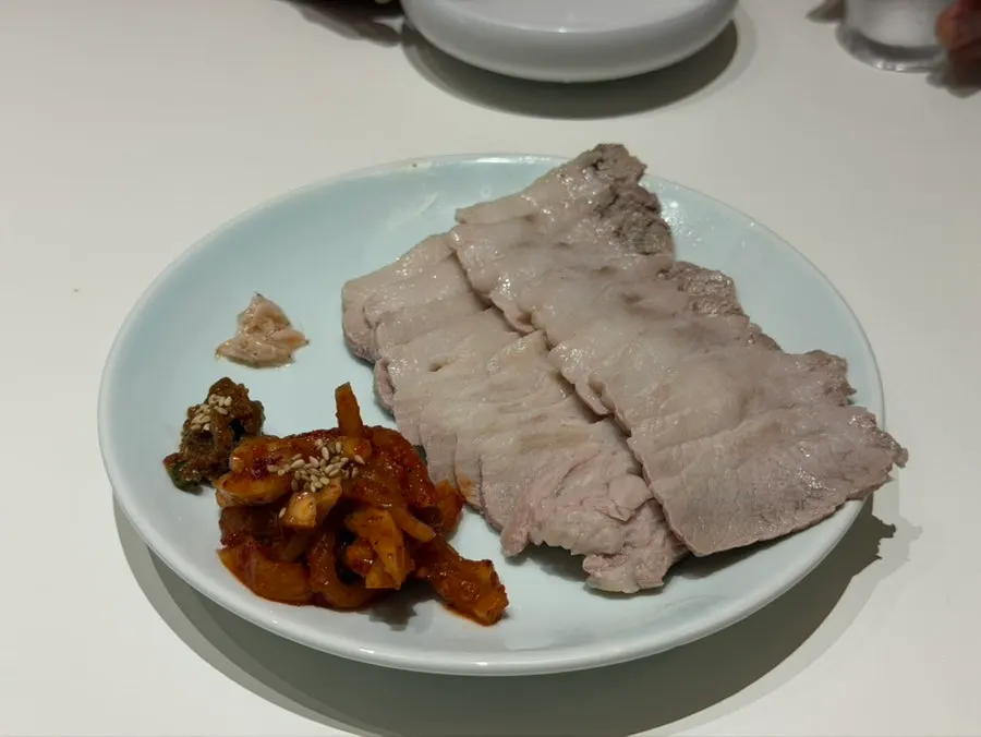 A plate of gabrisal suyuk sliced into easy-to-eat pieces