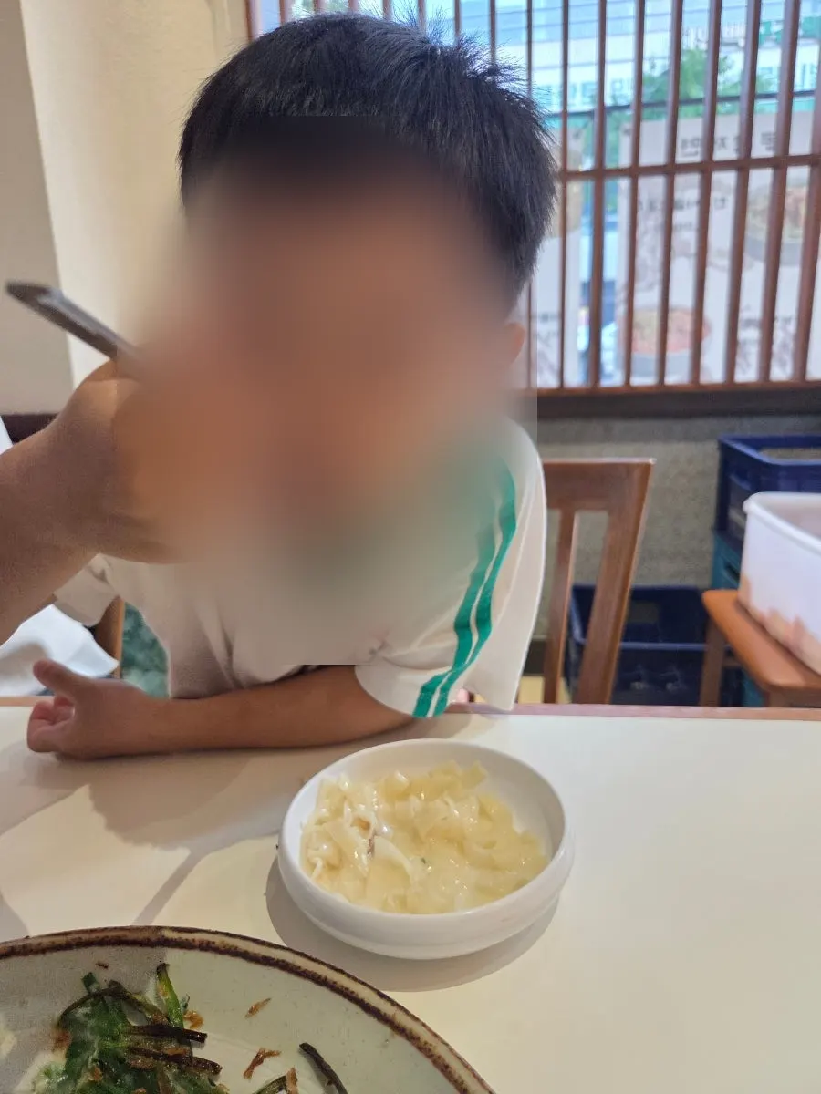김이 오르는 한우사골칼국수 한 그릇