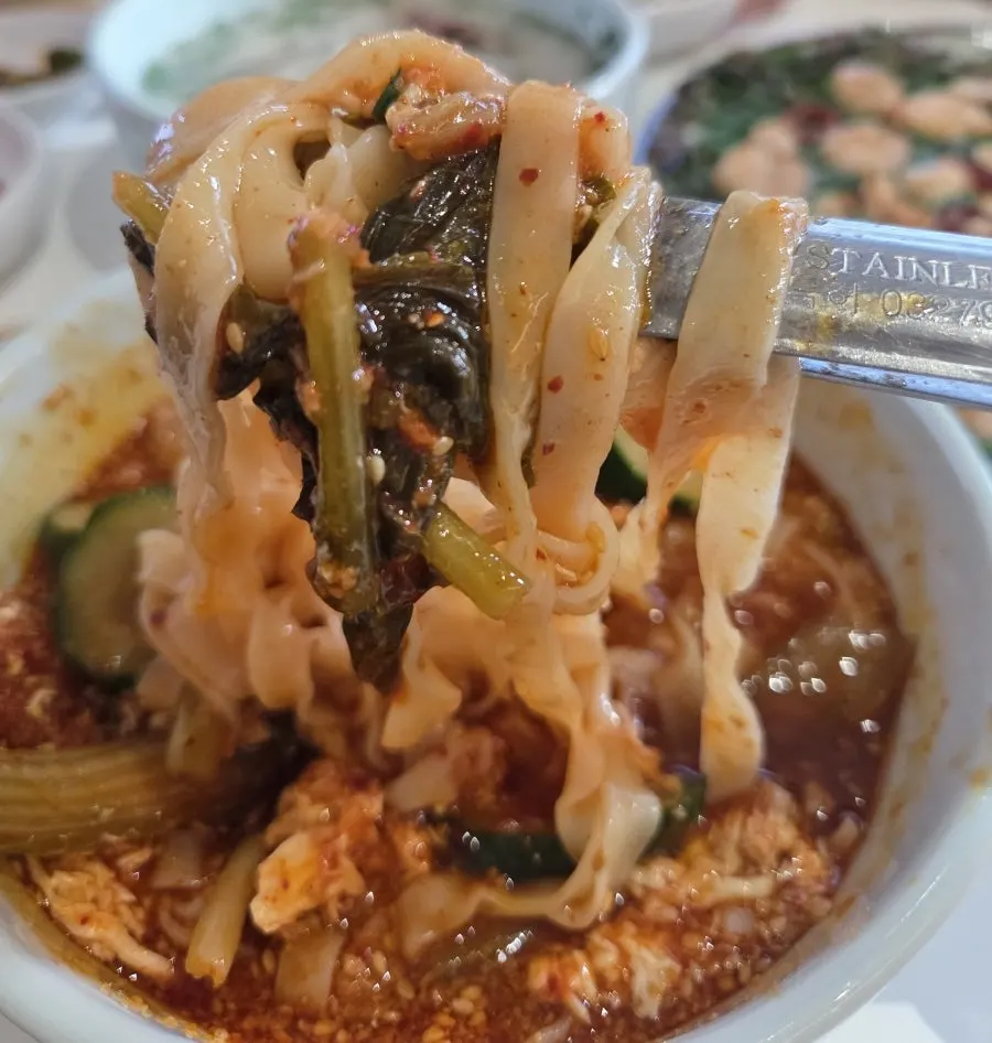 밥 말아 먹기 좋은 담백한 사골 국물