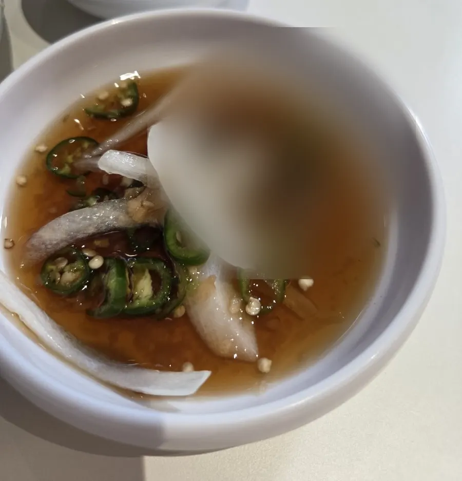 닭고기 고명 올린 초계비빔칼국수