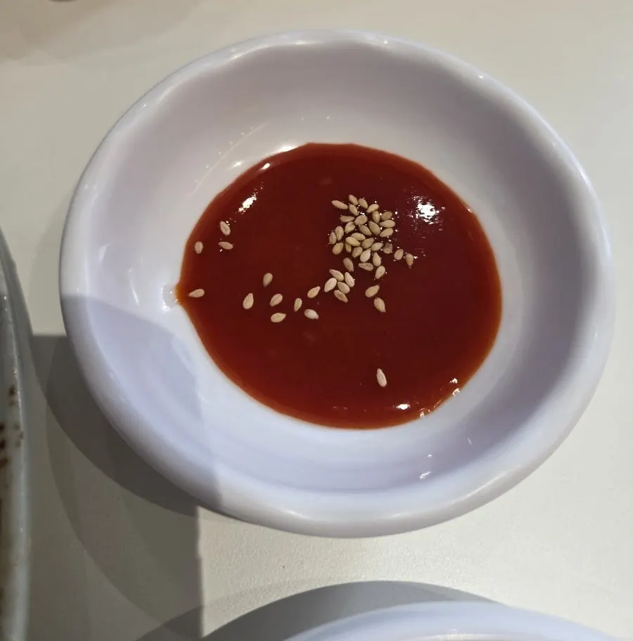 새콤달콤 양념의 초계비빔칼국수 클로즈업