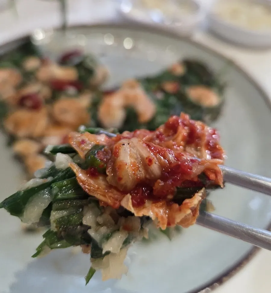 비벼 놓은 초계비빔칼국수 한 그릇