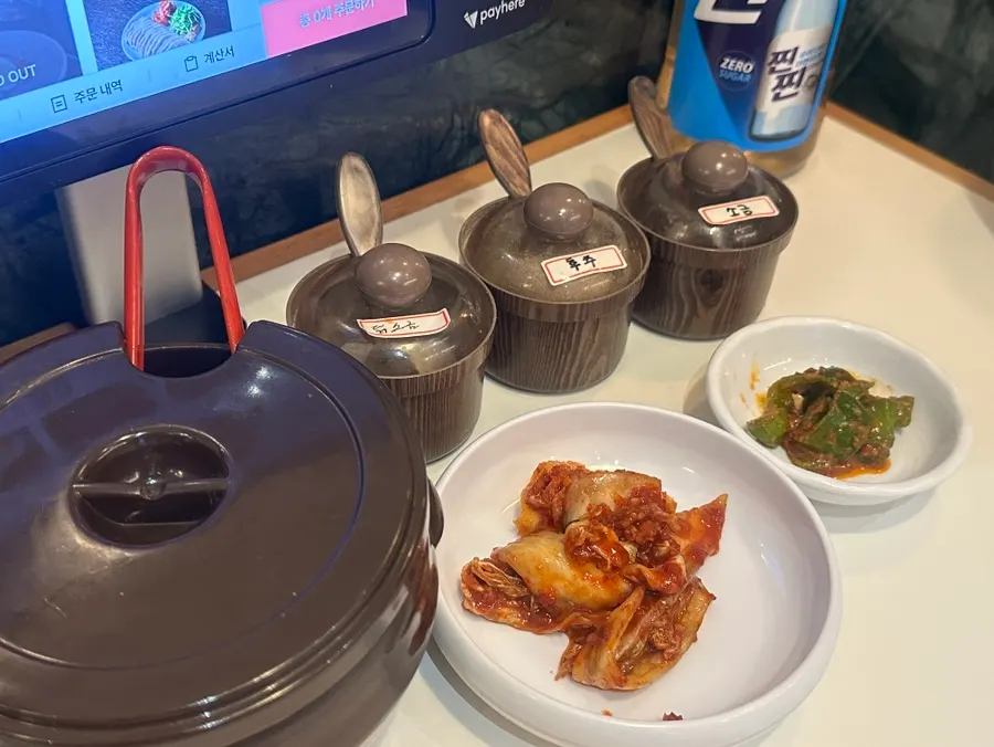 동곡제면 테이블과 단체석 좌석