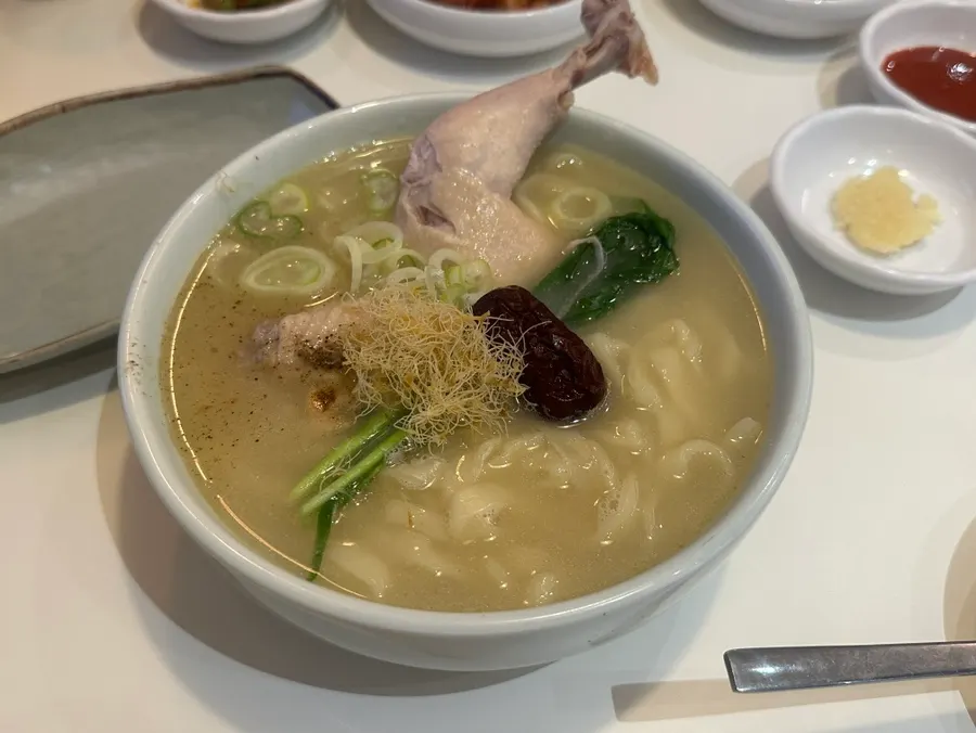 동곡제면 초농축삼계칼국수 한 그릇