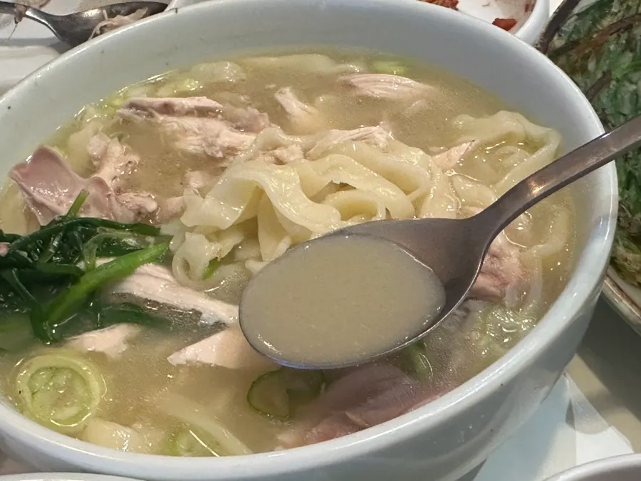 한우사골육수 칼국수 국물 클로즈업