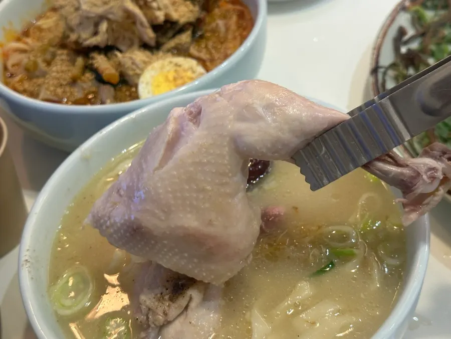 칼국수 속 닭 반마리