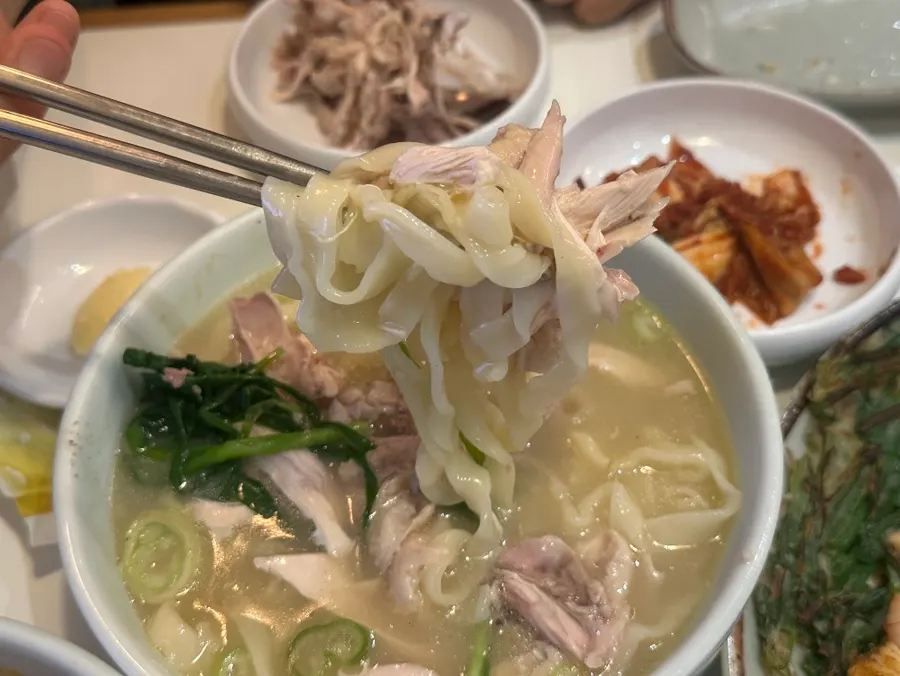 칼국수 면과 닭 살코기를 함께 뜬 젓가락