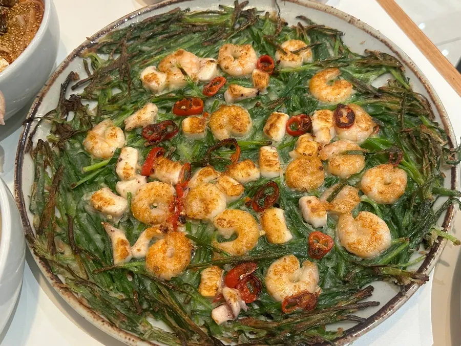 초계비빔칼국수 면발을 들어올린 모습