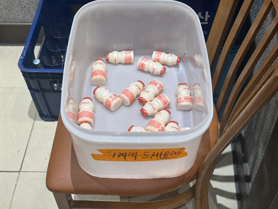 부추전과 칼국수를 함께 놓은 테이블