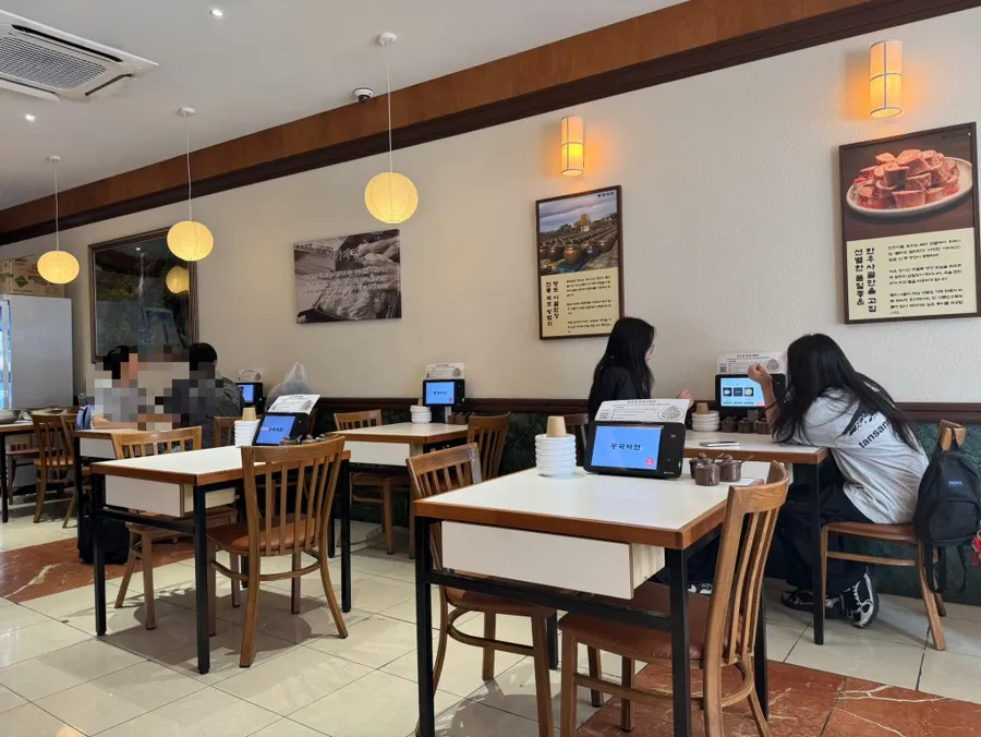 Ruang tempat duduk dalam kedai Donggok Jemyeon