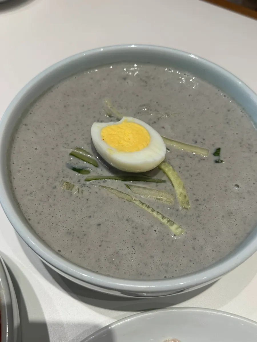 Hidangan kalguksu dan suyuk di atas meja