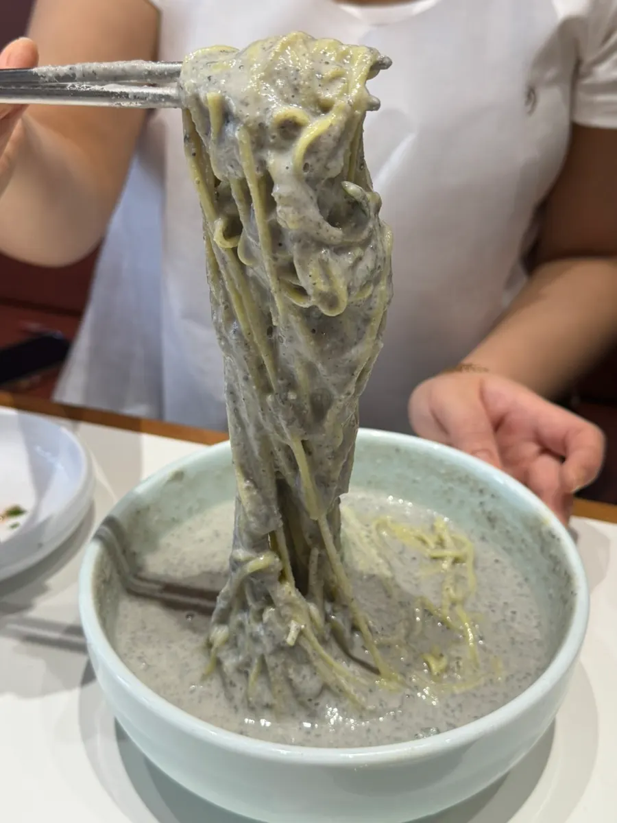 Semangkuk seoritae kongguksu, menu musim panas