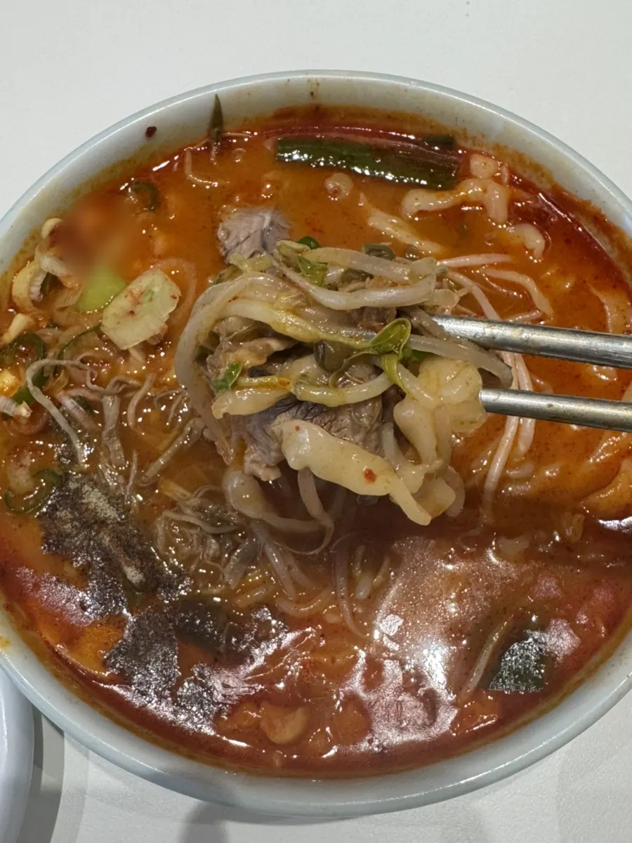 Kalguksu yukgaejang dengan daging dan taugeh
