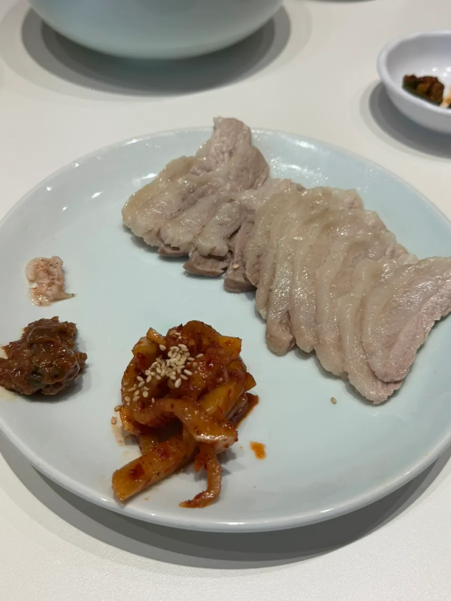 Mi kalguksu buatan sendiri yang kenyal diangkat naik