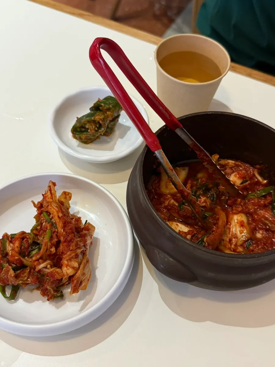 Side dishes of soybean-paste peppers and silbi kimchi