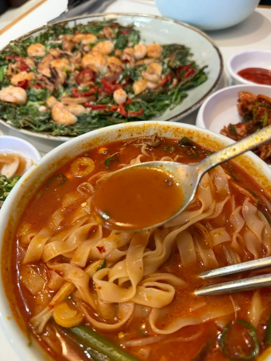 Thin noodles lifted from the yukgaejang kalguksu
