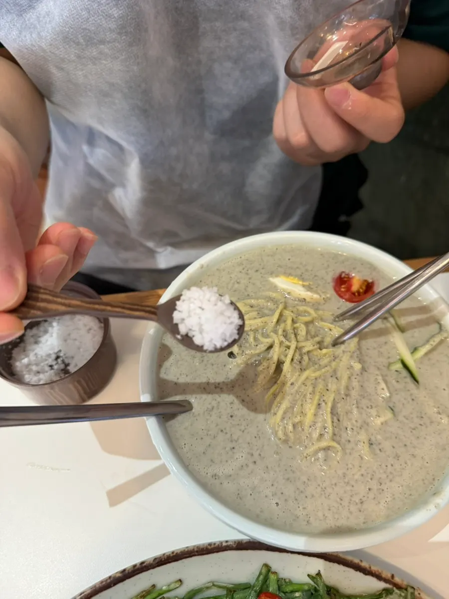 Noodles lifted from the kongguksu bowl