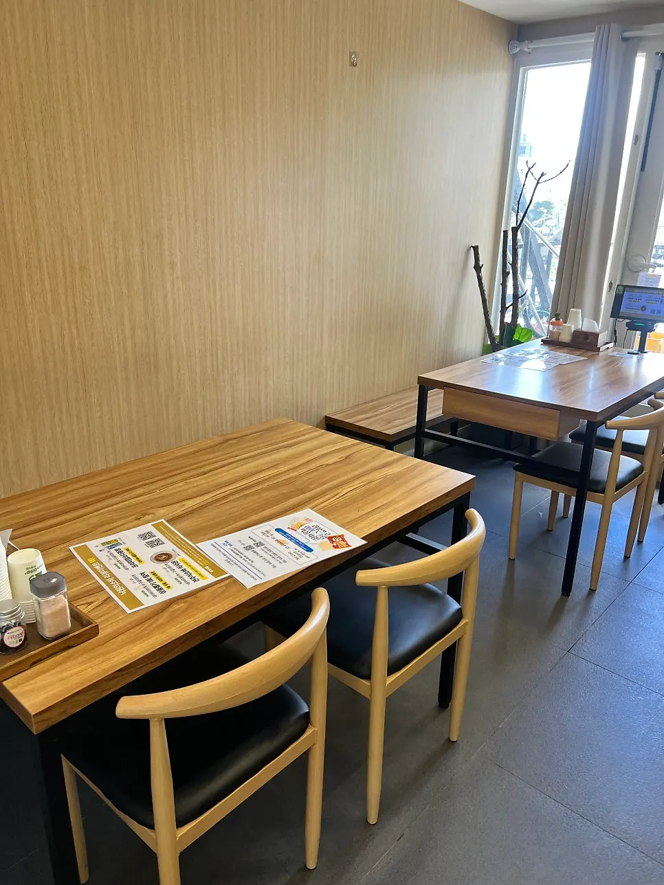 Interior window-side atmosphere at Nagwon-ui Soba