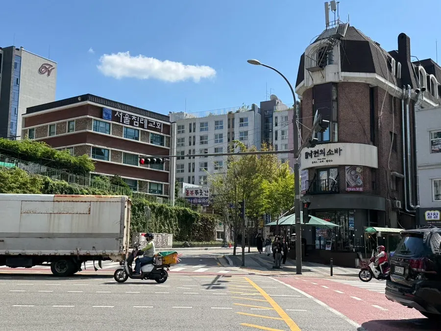 식당 근처에서 보이는 남산타워 방향 풍경