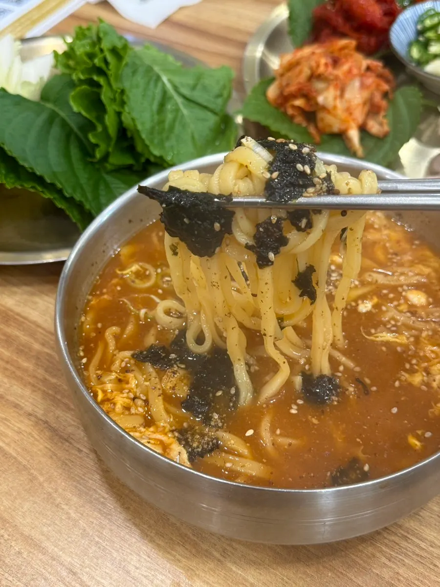 꾸덕한 국물의 장칼국수 클로즈업