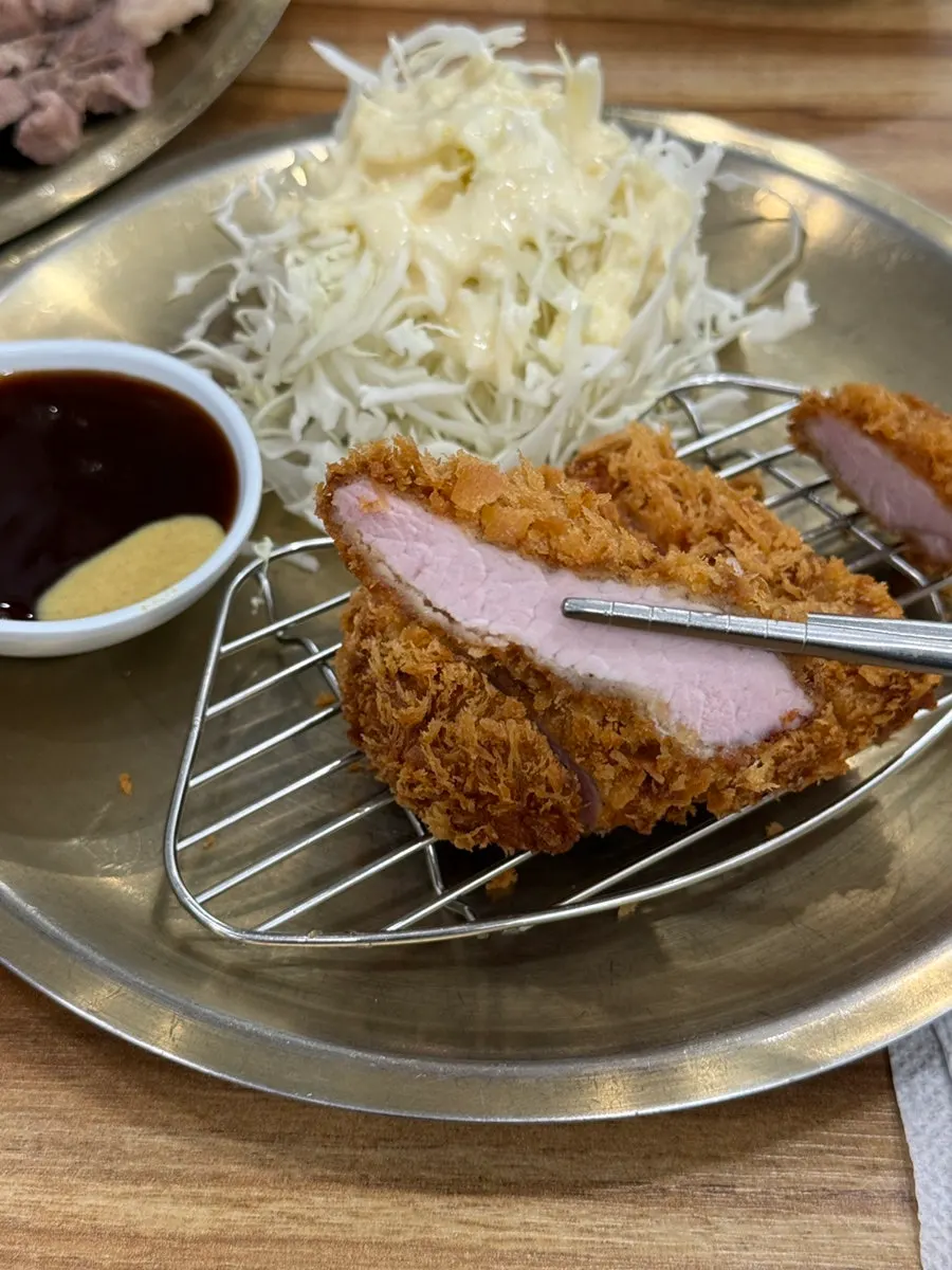 세트로 나온 돈까스 반개와 소스