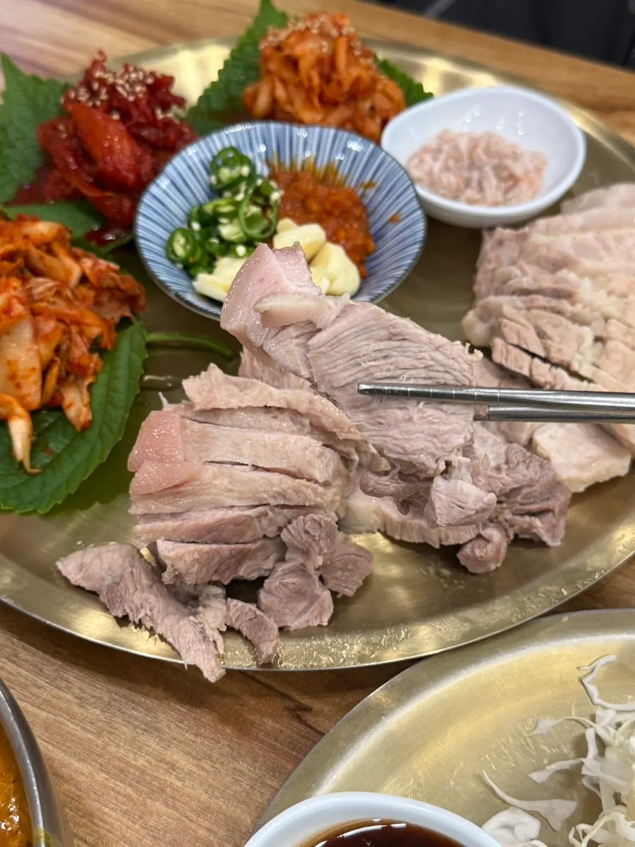 살코기와 비계 비율이 보이는 보쌈 고기