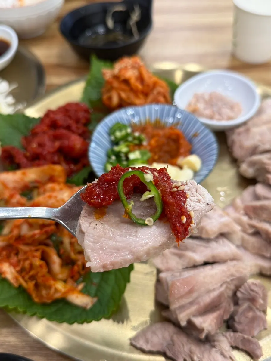 보쌈에 청양고추와 명태무침을 올린 한입