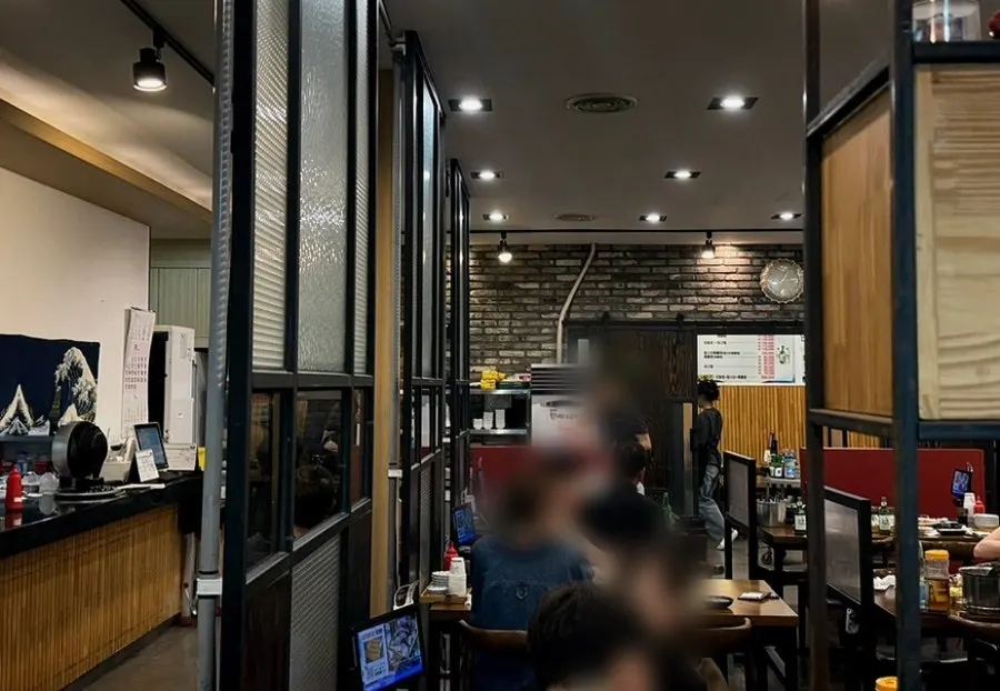 금요일 저녁 손님으로 북적이는 매장 내부