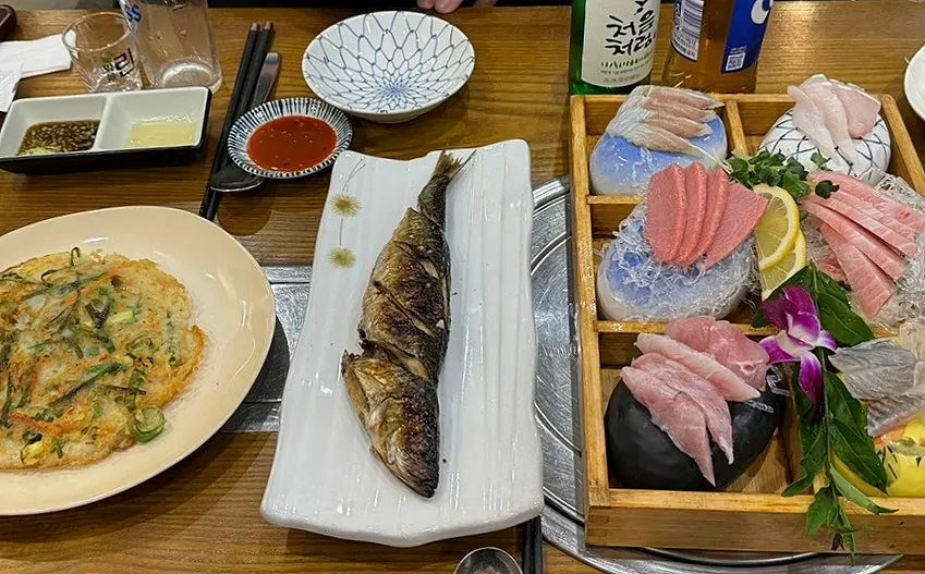 기본 반찬과 함께 차려진 모듬회 한 상